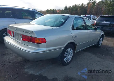 2001 Toyota Camry Le z USA, uszkodzony, nr VIN 4T1BG22K51U815041